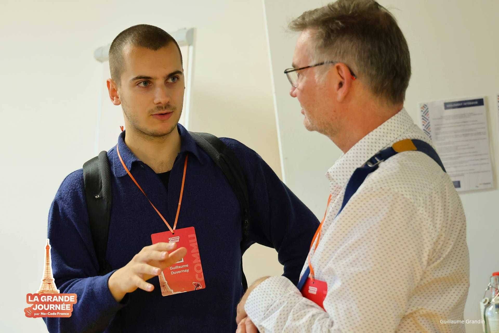 Guillaume conversando con otro asistente en La Grande Journée