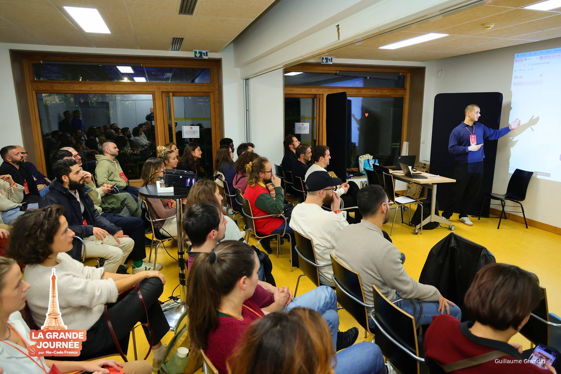 Guillaume haciendo una presentación ante una sala llena en La Grande Journée