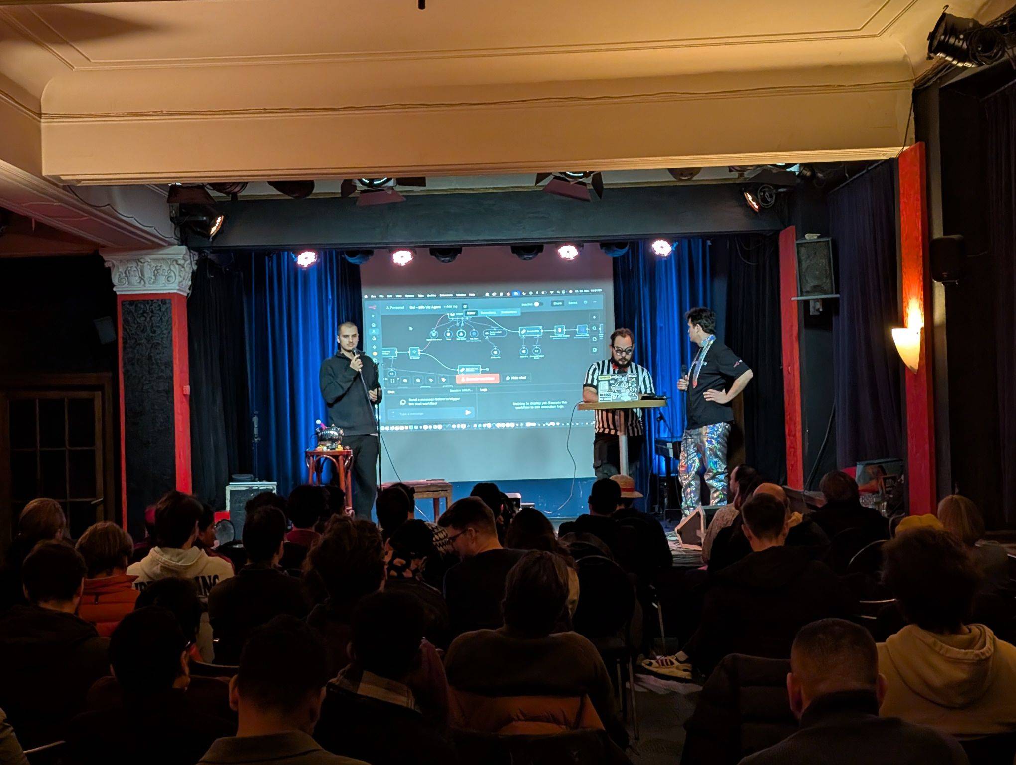 Guillaume en el escenario presentando un agente de IA creado en n8n