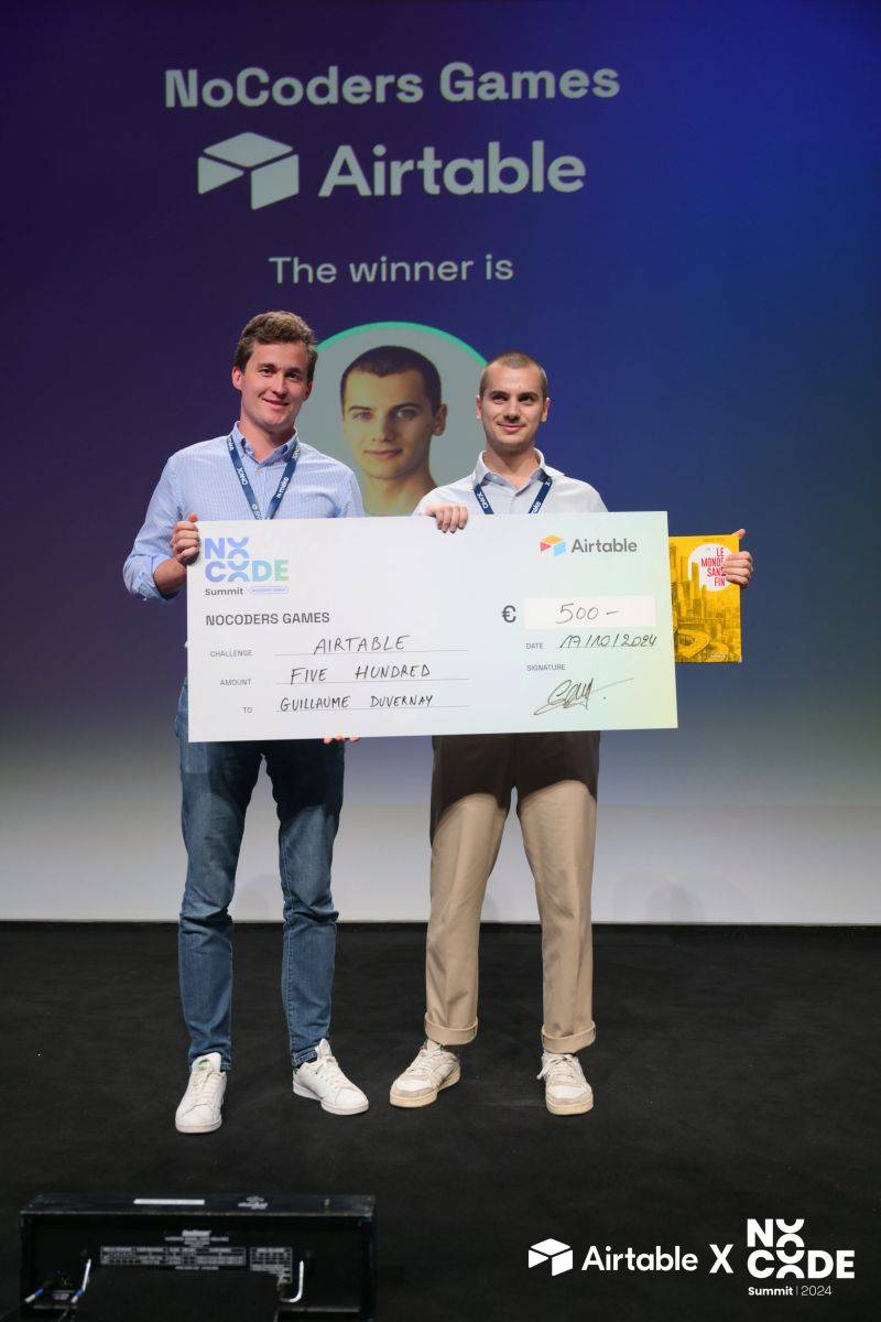 Guillaume recibiendo el premio del desafío de Airtable