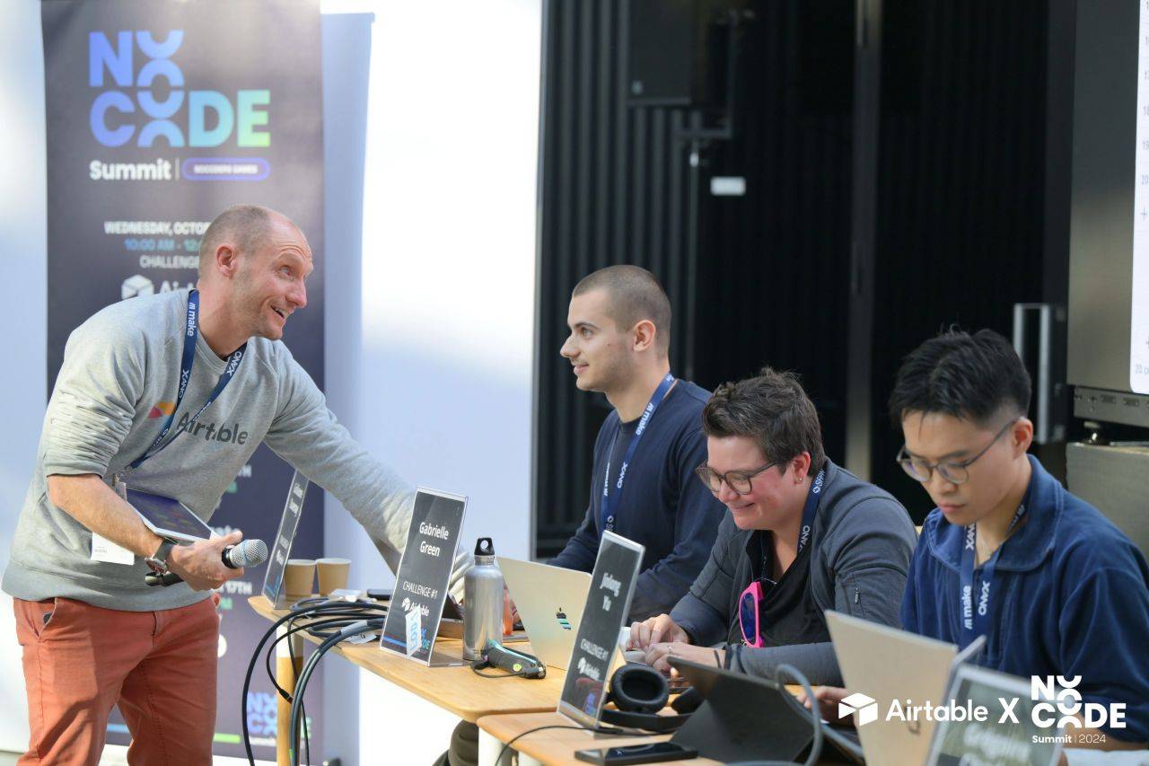 Guillaume compitiendo en el desafío de Airtable junto a otros participantes