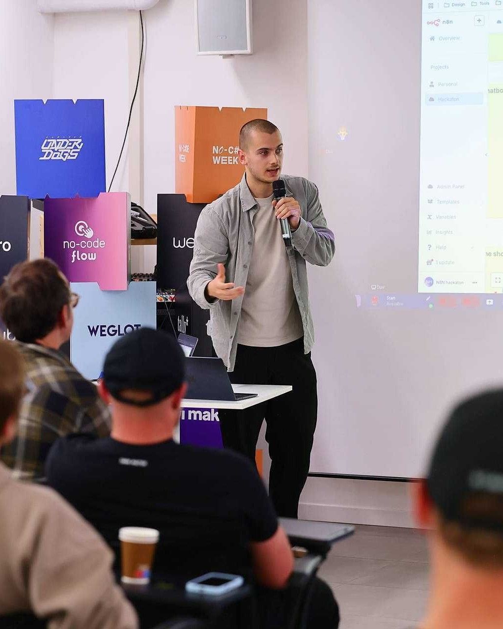 Guillaume hablando por un micrófono en la No-Code Week